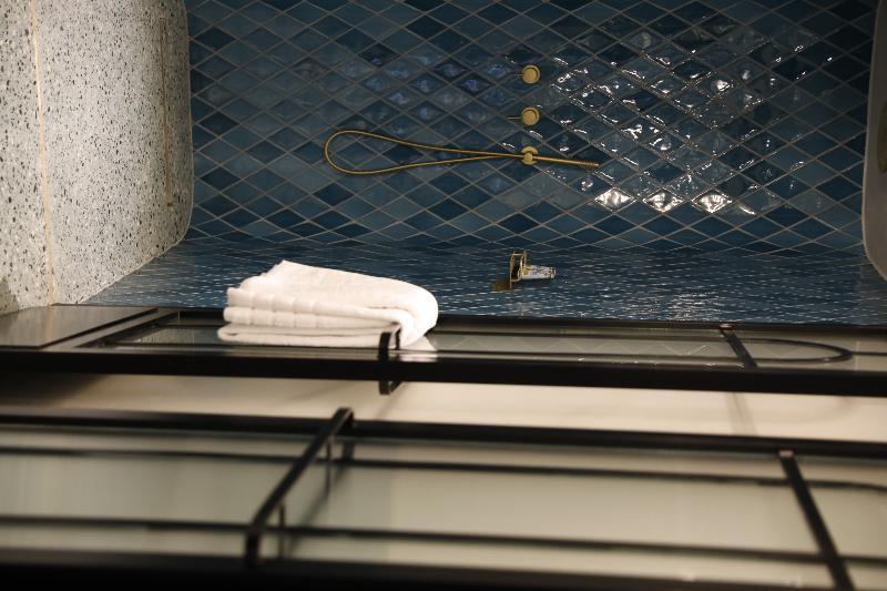 Gatsby Athens Hotel Eksteriør billede A shower in a hotel
