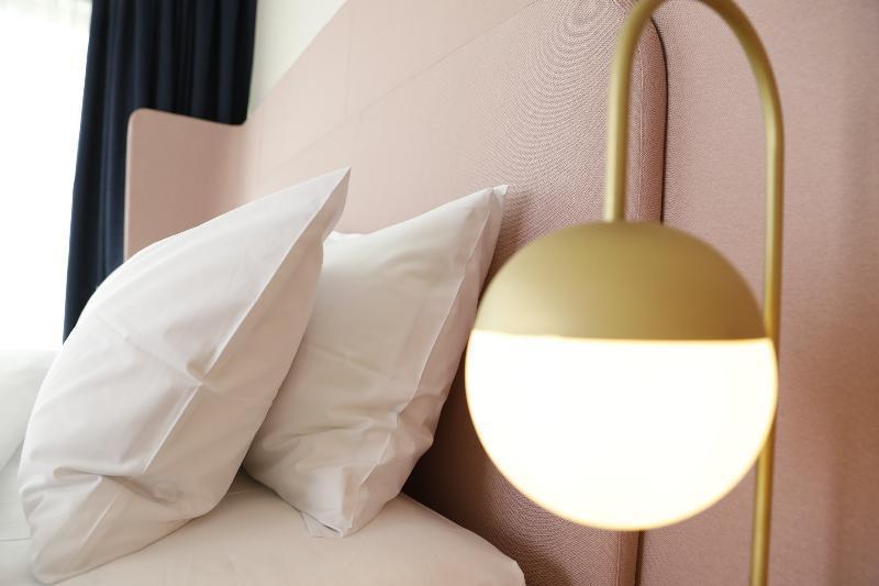 Gatsby Athens Hotel Eksteriør billede A lamp
