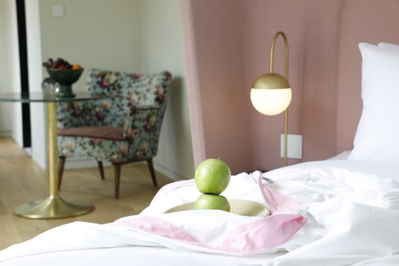 Gatsby Athens Hotel Eksteriør billede A bedroom with a floor lamp